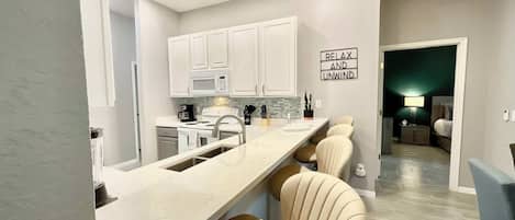 Maison, Plusieurs lits, baignoire à remous, vue sur le jardin | Cuisine privée | Réfrigérateur, four à micro-ondes, un four, surface de cuisson