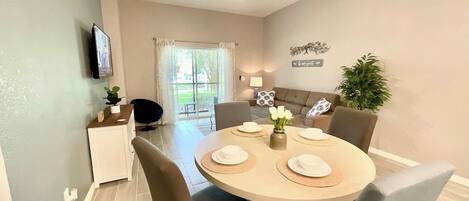 Maison, plusieurs lits, bain à remous, vue jardin | Restauration