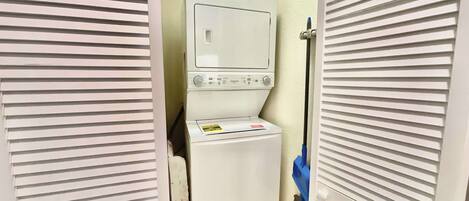 Hus, flere senger, spabadekar, hageutsikt | Innvendig