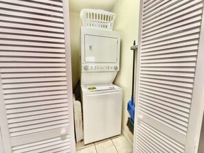 Hus, flere senger, spabadekar, hageutsikt | Innvendig