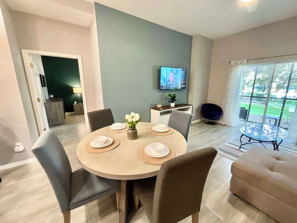 House, Multiple Beds, Hot Tub, Garden View | Dining