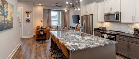 Maison, plusieurs lits, balcon, vue ville | Cuisine privée