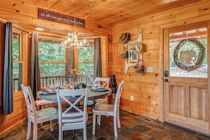 Dining - Gorgeous & Secluded 3 BDR Cabin in Mineral Bluff! (Mineral Bluff)