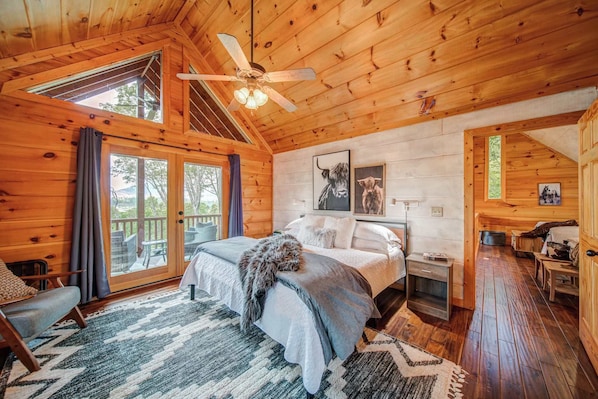 Chalet rustique, Plusieurs lits, baignoire à remous, vue sur la montagne (Whippoorwill Walkabout) | 3 chambres, décor unique, ameublement unique, accÚs au Wi-Fi (inclus)