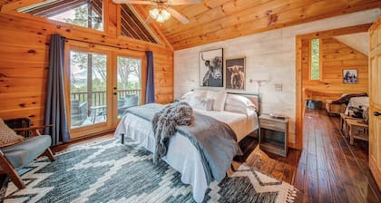 Gorgeous & Secluded 3 BDR Cabin in Mineral Bluff!