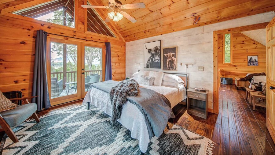 Gorgeous & Secluded 3 BDR Cabin in Mineral Bluff!