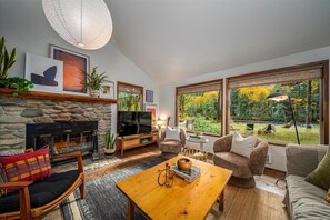Smart TV, fireplace