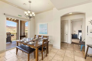 Lejlighed - flere senge - balkon - bjergudsigt (Desert Ocean Vibes) | Spiseområde