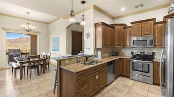 Appartement, meerdere bedden, balkon, uitzicht op bergen (Desert Ocean Vibes) | Privékeuken | Een koelkast, een magnetron, een oven, een kookplaat