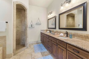 Condo, varias camas, balcón, vista a la montaña (Desert Ocean Vibes) | Baño | Tina de hidromasaje, secadora de cabello, toallas