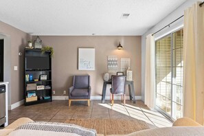 Condo, 1 cama Queen e sofá-cama, varanda, vista para o jardim (Branson Vacation Station) | Área de estar | TV de tela plana 42 polegadas com canais digitais