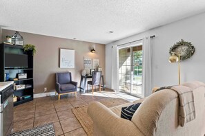 コンドミニアム クイーンベッド 1 台ソファーベッド付き パティオ ガーデンビュー (Branson Vacation Station) | リビング エリア | 42 インチの薄型テレビ (デジタル放送視聴可)