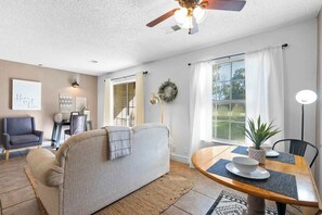 コンドミニアム クイーンベッド 1 台ソファーベッド付き パティオ ガーデンビュー (Branson Vacation Station) | 内装