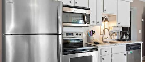 Kondominium, 1 Tempat Tidur Queen dengan tempat tidur Sofa, patio (Branson Vacation Station) | Dapur pribadi | Mesin pembuat kopi/teh