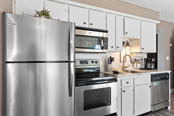 コンドミニアム クイーンベッド 1 台ソファーベッド付き パティオ ガーデンビュー (Branson Vacation Station) | 専用キッチン | コーヒー / ティーメーカー