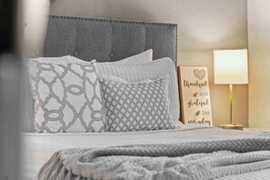 コンドミニアム クイーンベッド 1 台ソファーベッド付き パティオ ガーデンビュー (Branson Vacation Station) | 1 室のベッドルーム、客室ごとに異なる装飾、客室ごとに異なるインテリア、WiFi (無料)