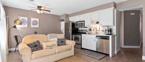 شقة - سرير كبير مع أريكة سرير - برواق - منظر للحديقة (Branson Vacation Station) | منطقة المعيشة | تلفزيون بشاشة مسطحة بحجم 42-بوصة يعرض قنوات تلفزيونية رقمية