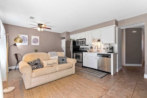 Condo, 1 cama Queen e sofá-cama, varanda, vista para o jardim (Branson Vacation Station) | Área de estar | TV de tela plana 42 polegadas com canais digitais