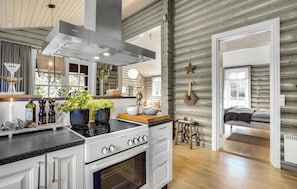 Jääkaappi, uuni, liesi, astianpesukone