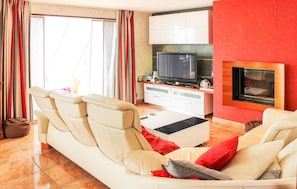 Una televisión, un reproductor de DVD, una mesa de tenis de mesa