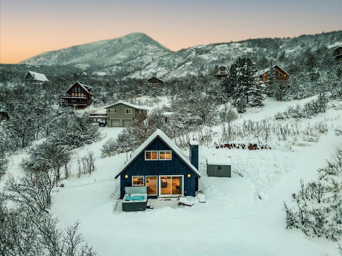 Cozy Little Cabin with Hot Tub & Views of Midway