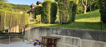 Maison Chaleureuse Dans un Écrin Verdure