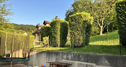 Maison chaleureuse dans un écrin verdure