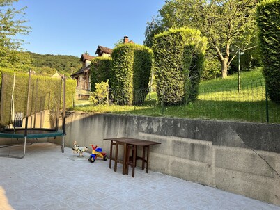 Maison Chaleureuse Dans un Écrin Verdure
