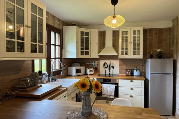 Réfrigérateur, four à micro-ondes, un four, surface de cuisson