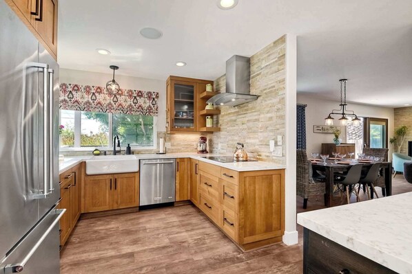 House, Multiple Beds, Patio, Garden View (Cozy Contemporary) | Private kitchen | Fridge, microwave, oven, stovetop