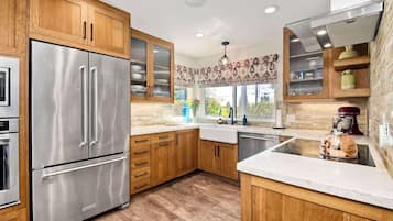 House, Multiple Beds, Patio, Garden View (Cozy Contemporary) | Private kitchen | Fridge, microwave, oven, stovetop