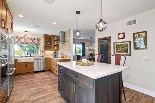 Fresh & Modern 3 BDR Just Blocks From Beach!