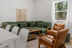 Cabin, nhiều giường, sân hiên, quang cảnh vườn (Tranquil Woods Retreat Branson) | Khu phòng khách | TV màn hình phẳng 42-inch có truyền hình kỹ thuật số 