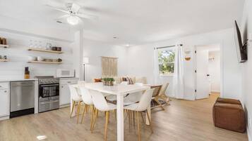 Kabin, Beberapa Tempat Tidur, patio, pemandangan kebun (Tranquil Woods Retreat Branson) | Tempat makan