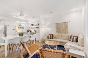 Kabin, Beberapa Tempat Tidur, patio, pemandangan kebun (Tranquil Woods Retreat Branson) | Area keluarga | Televisi layar datar 42-inci dengan saluran TV digital