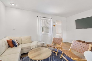 Kabin, Beberapa Tempat Tidur, patio, pemandangan kebun (Tranquil Woods Retreat Branson) | Area keluarga | Televisi layar datar 42-inci dengan saluran TV digital