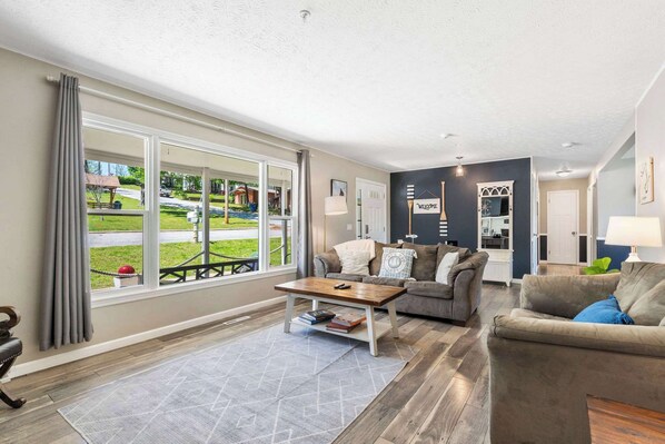 House, Multiple Beds, Hot Tub, Garden View (Branson Downtown Beauty) | Living area | 42-inch flat-screen TV with digital channels, fireplace