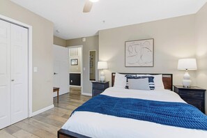 Casa, varias camas, hidromasaje, vista al jardín (Branson Downtown Beauty) | 4 habitaciones, decoración personalizada y muebles diferentes