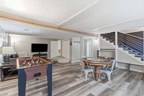 Casa, varias camas, hidromasaje, vista al jardín (Branson Downtown Beauty) | Sala de juegos