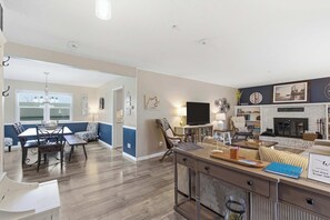 Casa, varias camas, hidromasaje, vista al jardín (Branson Downtown Beauty) | Interior