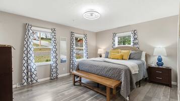 House, Multiple Beds, Hot Tub, Garden View (Branson Downtown Beauty) | 4 bedrooms, individually decorated, individually furnished, free WiFi