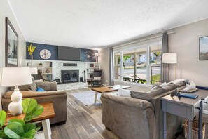 House, Multiple Beds, Hot Tub, Garden View (Branson Downtown Beauty) | Living area | 42-inch flat-screen TV with digital channels, fireplace