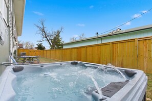 Hus, flere senger, spabadekar, hageutsikt (Branson Downtown Beauty) | Utendørs boblebad