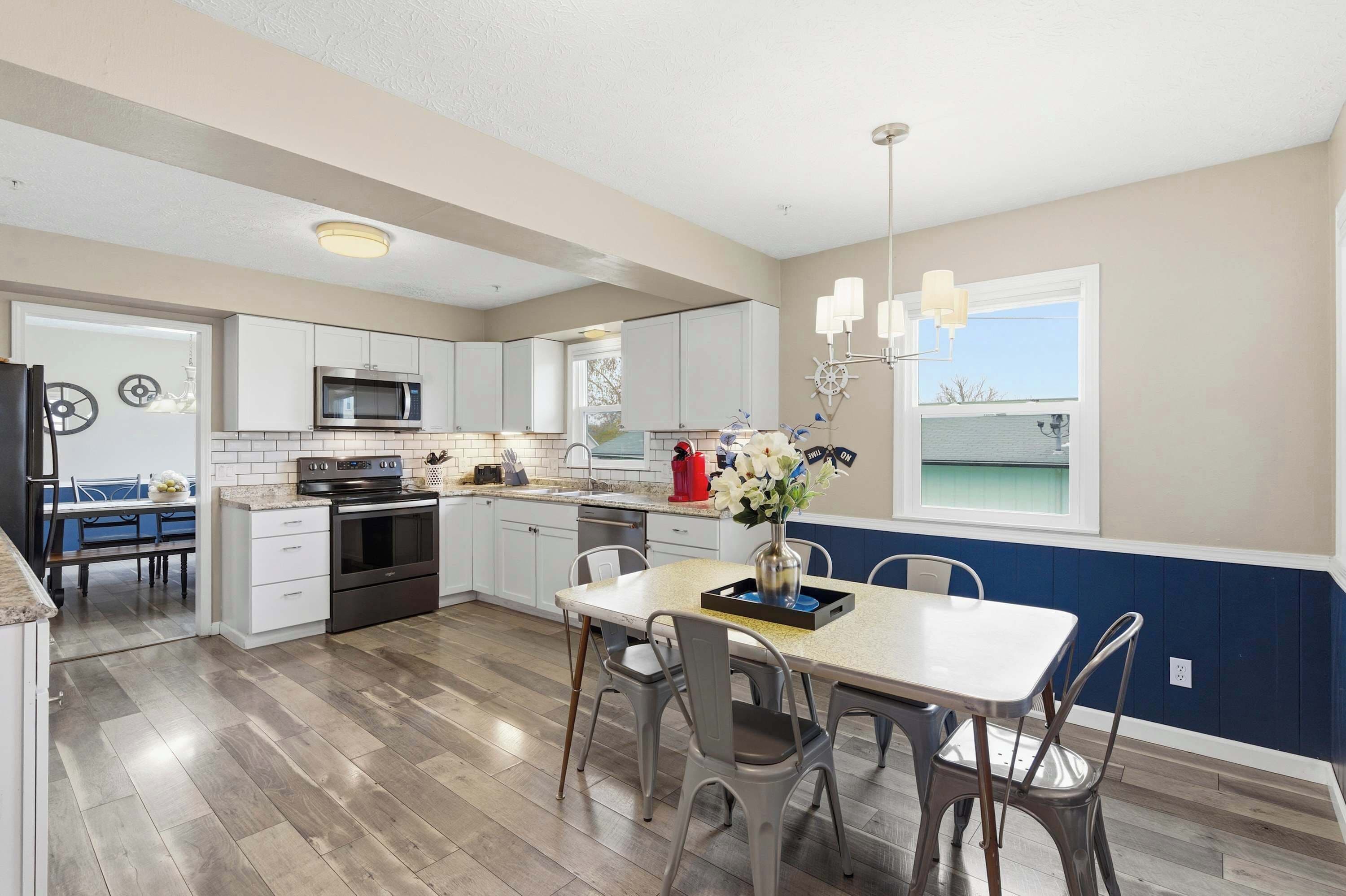 House, Multiple Beds, Hot Tub, Garden View (Branson Downtown Beauty) | Dining