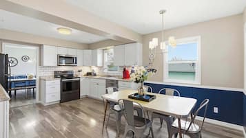 House, Multiple Beds, Hot Tub, Garden View (Branson Downtown Beauty) | Dining