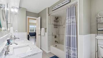 House, Multiple Beds, Hot Tub, Garden View (Branson Downtown Beauty) | Bathroom | Towels, toilet paper