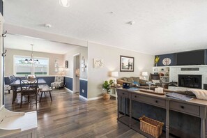 ハウス ベッド (複数台) スパ浴槽 ガーデンビュー (Branson Downtown Beauty) | リビング エリア | 42 インチの薄型テレビ (デジタル放送視聴可)、暖炉