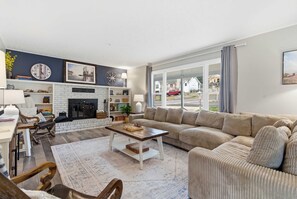 Casa, varias camas, hidromasaje, vista al jardín (Branson Downtown Beauty) | Área de sala de estar | Televisión de pantalla plana de 42 pulgadas con canales digitales