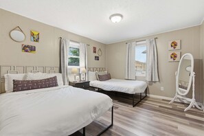 Casa, varias camas, hidromasaje, vista al jardín (Branson Downtown Beauty) | 4 habitaciones, decoración personalizada y muebles diferentes