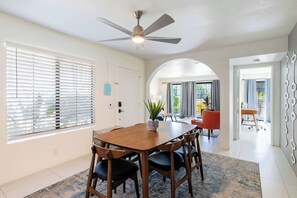 Apartamento, varias camas, patio, vistas a la montaña (Panoramic Perfect) | Restauración